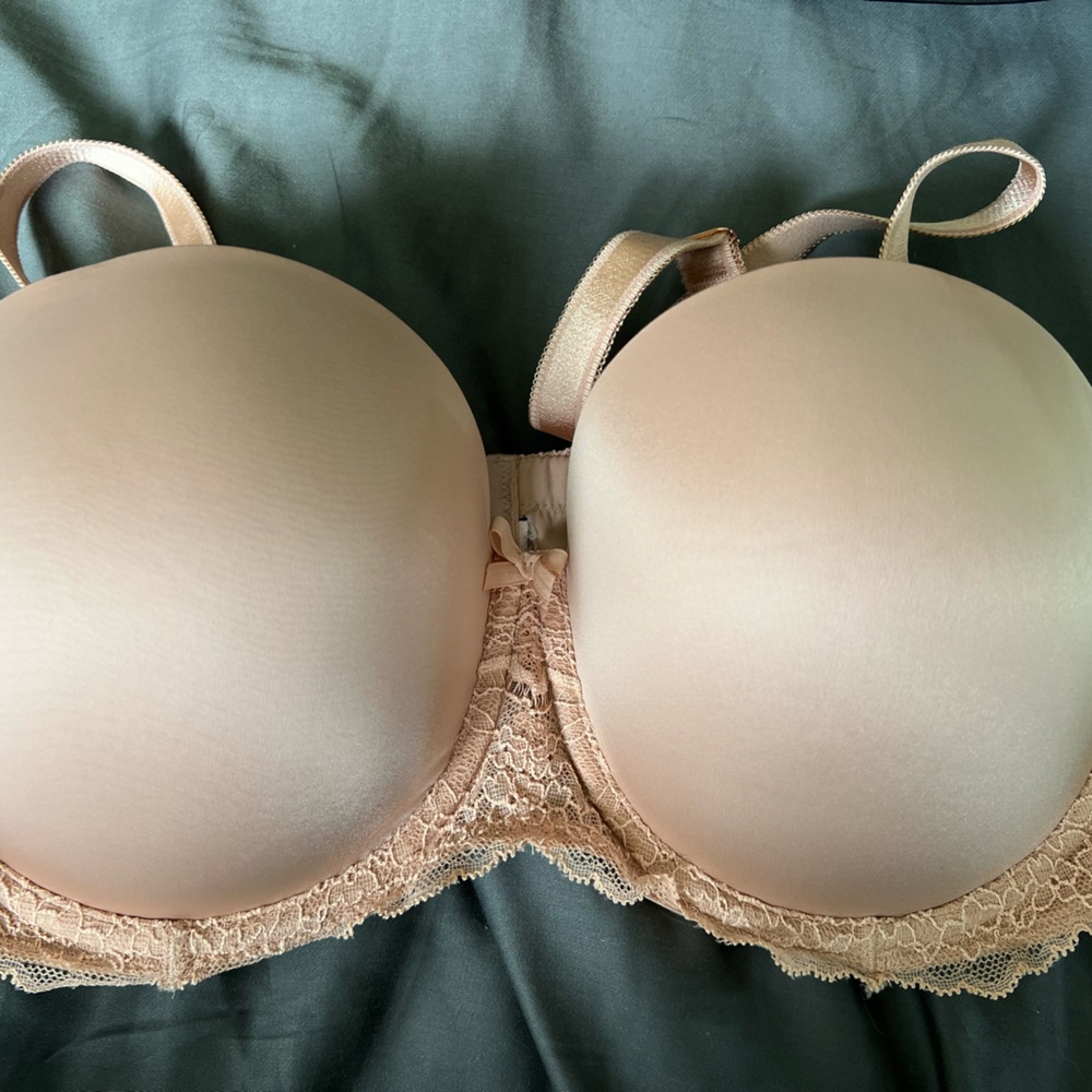 Victoria’s Secret strapless/convertible bra. 38DD